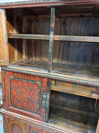 Cabinet chinois en bois laqué à fond rouge,...