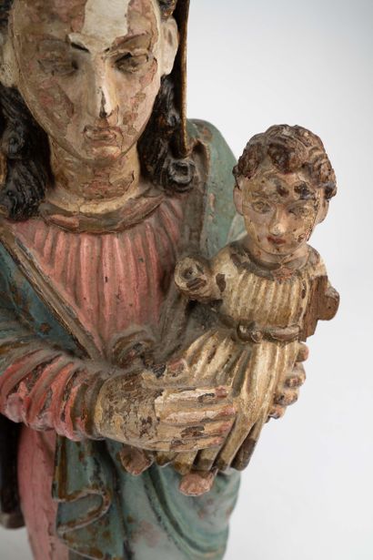 Vierge à l’Enfant en noyer sculpté et polychromé....