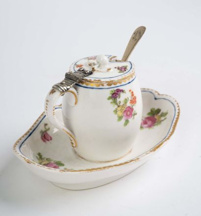 Small porcelain mustard pot. Late 18th century...