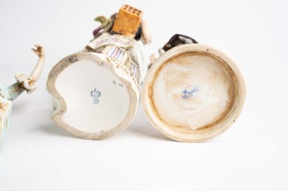 Lot de 4 statuettes en porcelaine : divers...