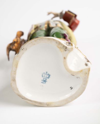 Lot de 4 statuettes en porcelaine : divers...