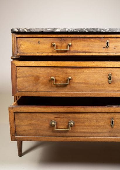 Commode en acajou et placage d’acajou mouluré...