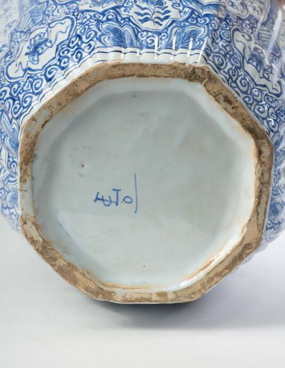 DELFT
Covered earthenware vase with beveled...