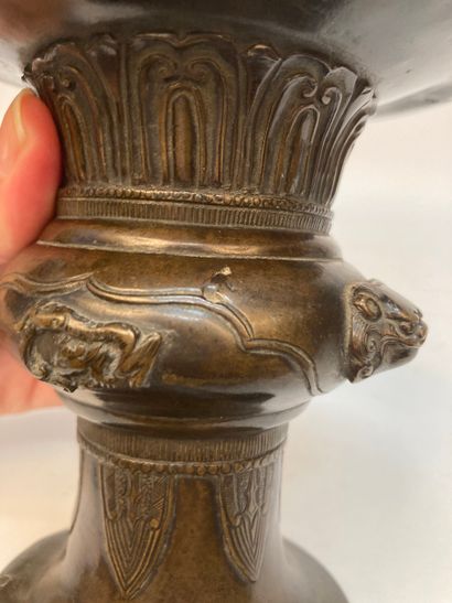 CHINA - 17th century
Small bronze vase in...