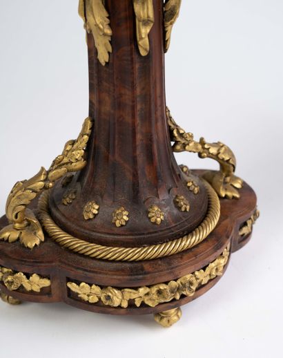 Paire de candélabres à trois bras de lumière...