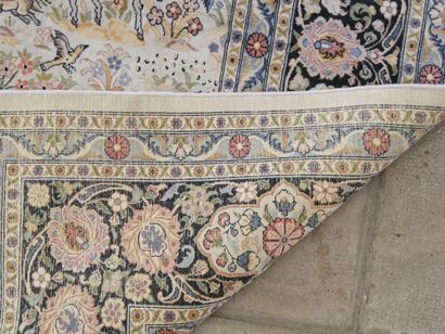 Tapis en laine du Cachemire à décor de scènes...