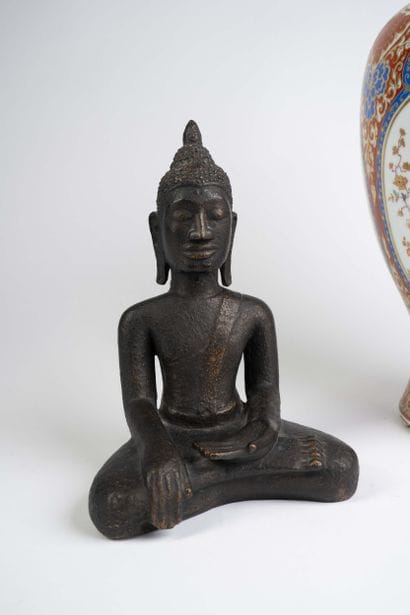 Set consisting of a porcelain vase with Asian-style...
