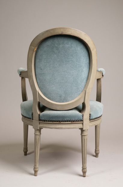Living room furniture with cabriolet-style...