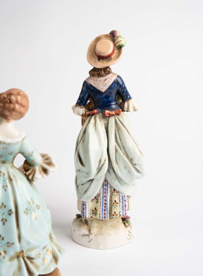 Lot de 4 statuettes en porcelaine : divers...