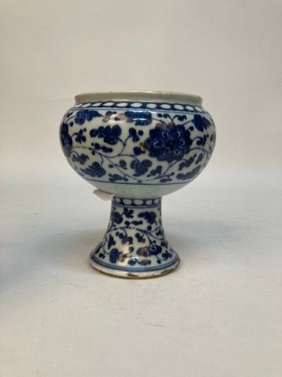 CHINA - 18th century
Porcelain footed bowl...