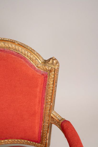 Armchair with a cabriolet backrest in molded,...