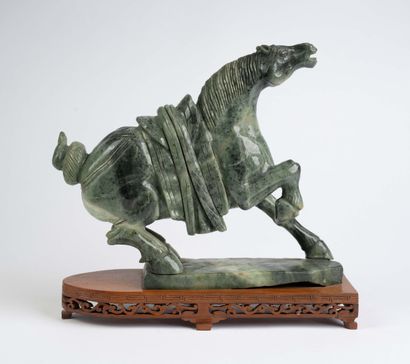 CHINE, XXe 
Statue de cheval se cabrant en...