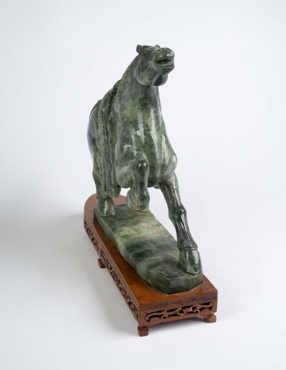 CHINE, XXe 
Statue de cheval se cabrant en...