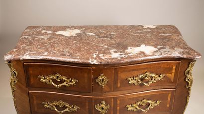 Chest of drawers with a curved front in amaranth...