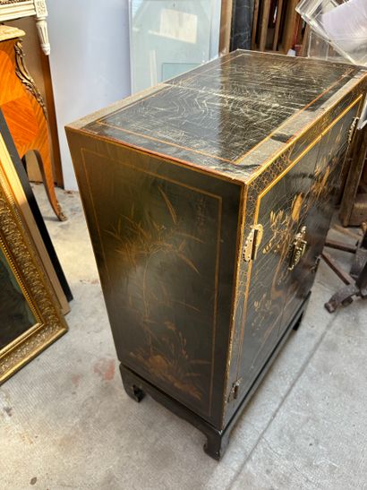 CHINE XXe 
Cabinet en bois laqué ouvrant...