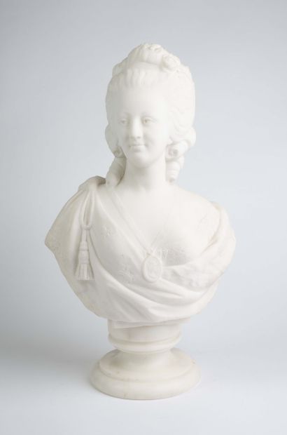 Buste sur piédouche en albâtre figurant Marie-Antoinette.
haut...