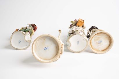 Lot de 4 statuettes en porcelaine : divers...