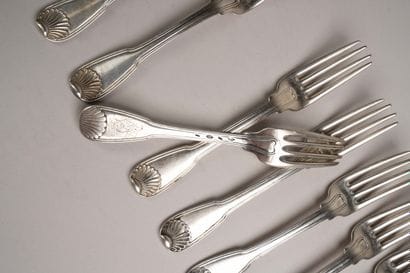 12 silver forks, scalloped edges, 18th century
1,163.64...