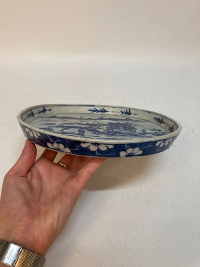 CHINA - 18th/19th century
Oval porcelain...