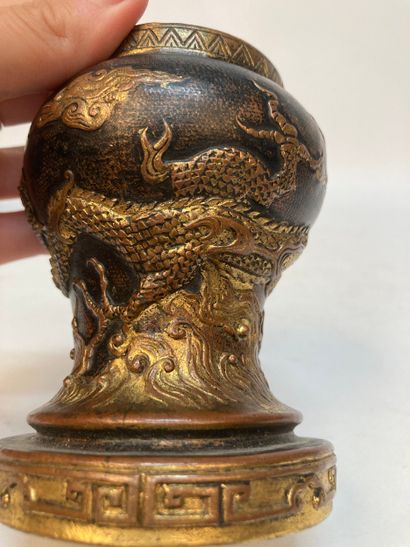 CHINA - 17th century
Small baluster vase...