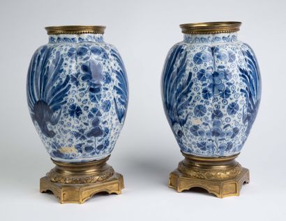 Paire de vases polylobés en céramique dans...