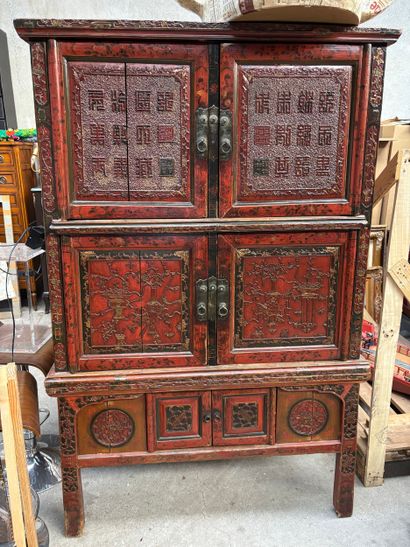 Cabinet chinois en bois laqué à fond rouge,...