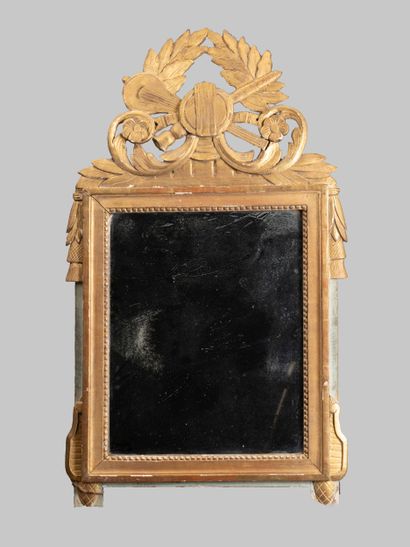Miroir d’applique à fronton en bois mouluré,...