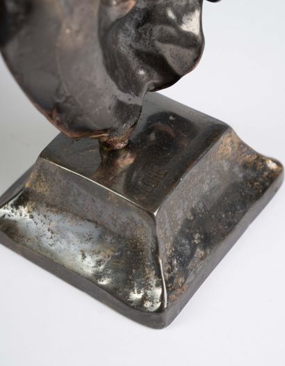 Yves LOHE (né en 1947) 
Buste d'homme 
Bronze...