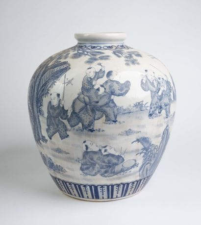 CHINA, 20th century 
Porcelain vase decorated...