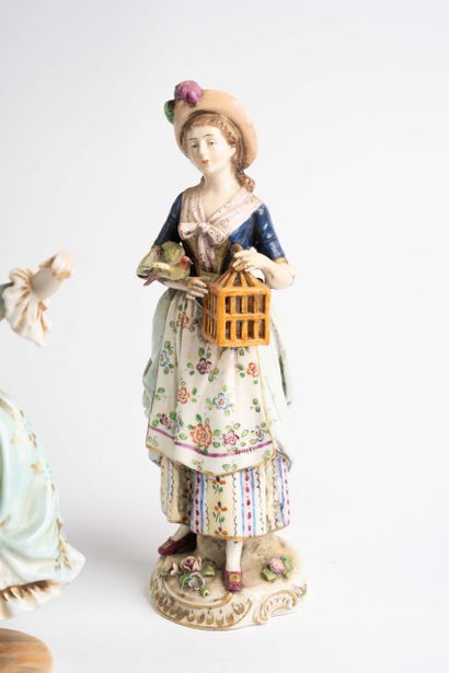 Lot de 4 statuettes en porcelaine : divers...