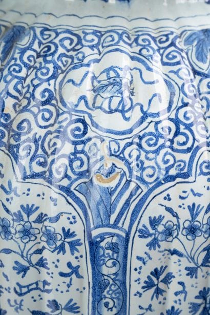 DELFT
Covered earthenware vase with beveled...