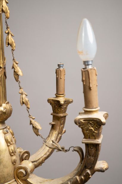 Lustre à cinq bras de lumière en bronze ciselé...