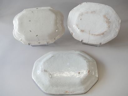 Lot de 3 plats en faïence, décor en camaïeu...