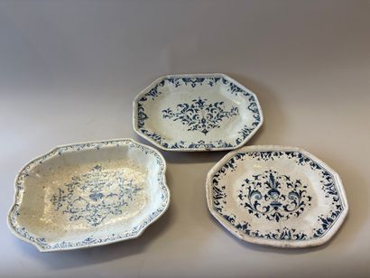Lot de 3 plats en faïence, décor en camaïeu...