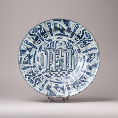 DELFT, XVIIIe
Plat en faïence à décor en...