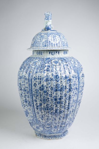 DELFT
Covered earthenware vase with beveled...