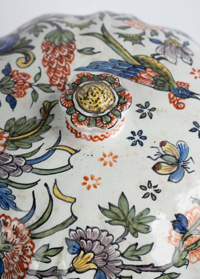 Lidded soup tureen with handles, made of...