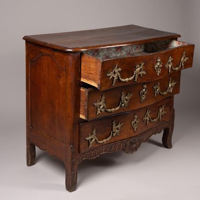 Commode d’entre-deux à façade mouvementée...