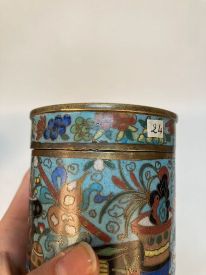 CHINA - 19th century
Cylindrical box made...