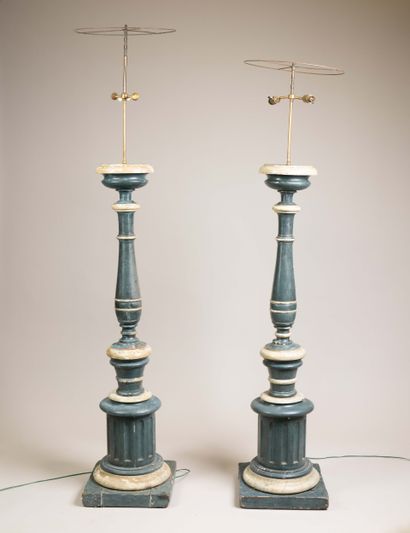 Paire de torchères en bois laqué vert et...