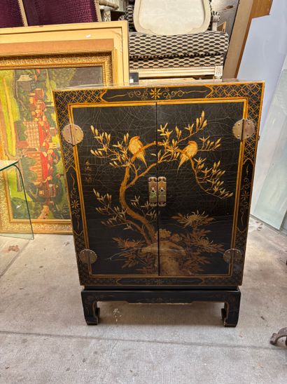 CHINE XXe 
Cabinet en bois laqué ouvrant...