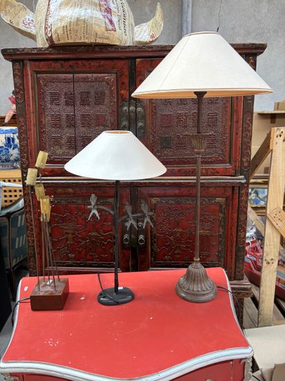 Lampe en bronze à décor d'oiseaux.
haut :...