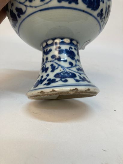 CHINA - 18th century
Porcelain footed bowl...