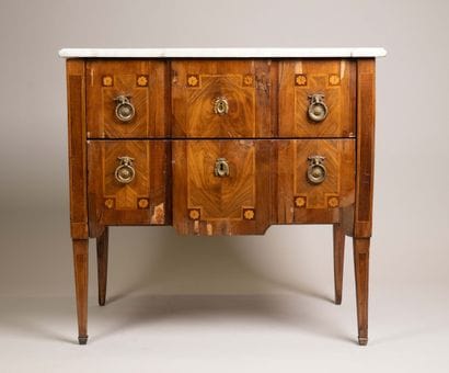 Commode à ressaut central en placage de bois...