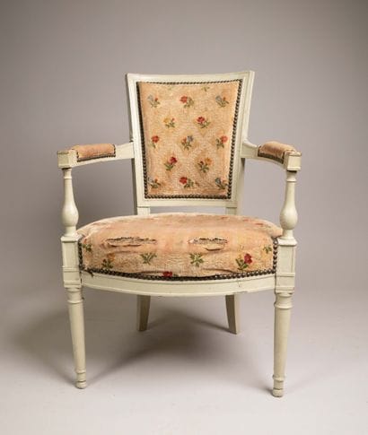 Armchair with a trapezoidal cabriolet backrest...
