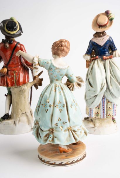 Lot de 4 statuettes en porcelaine : divers...