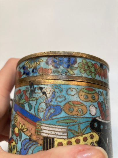 CHINA - 19th century
Cylindrical box made...