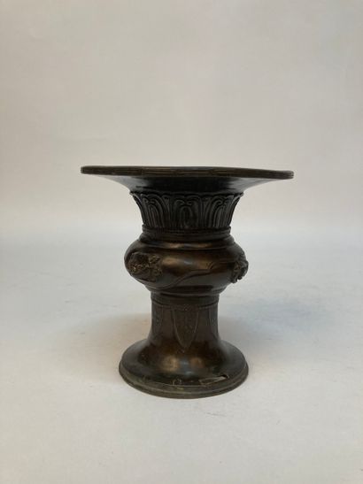 CHINA - 17th century
Small bronze vase in...