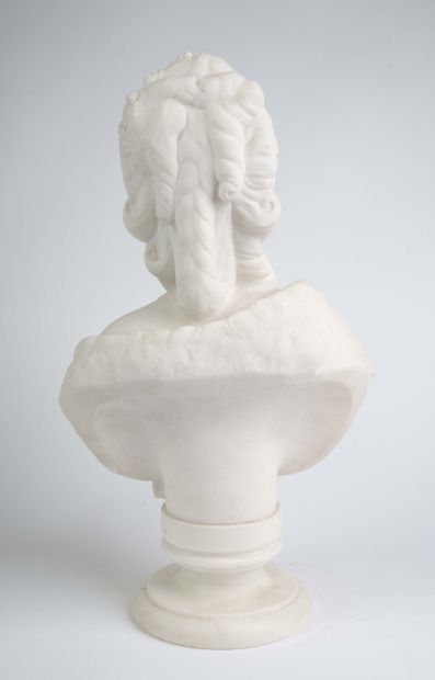 Buste sur piédouche en albâtre figurant Marie-Antoinette.
haut...