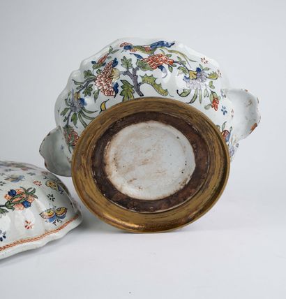 Lidded soup tureen with handles, made of...